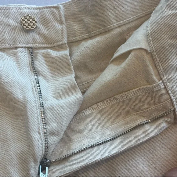 ZARA Cream Off White Cut Off High Waist Shorts with Adorable Button NWOT Size 6 - Picture 11 of 16